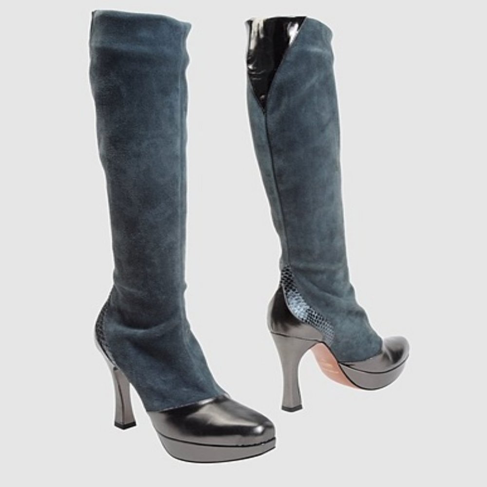 LIke new. Worn once on stage Les Tropeziennes pull on boots. IT 40 US 9